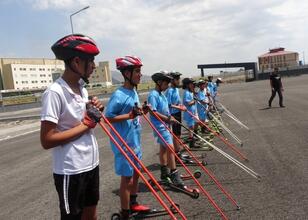 Tekerlekli kayak sporcuları yarışa otobüs terminalinde hazırlanıyor