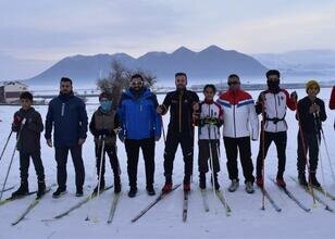 Bitlisli kayakçılar, soğuk havada yarışlara hazırlanıyor