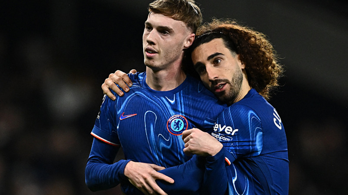 Chelsea’nin yıldızı Marc Cucurella Tottenham derbisinin ardından kramponlarını çöpe atıp özür diledi