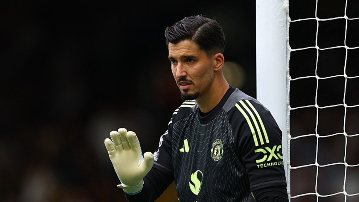 Altay Bayındır’dan Premier Lig’de bu sezon bir ilk! Önce kurtardı sonra…