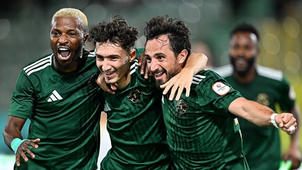 Liderde Berat Luş şov