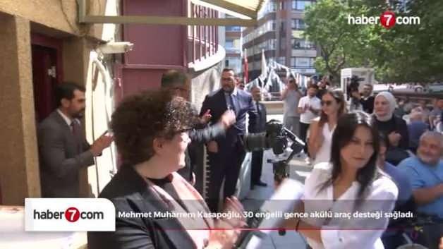 Mehmet Muharrem Kasapoğlu, 30 engelli gence akülü araç desteği sağladı