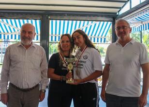 5. İskenderun Körfezi Açık Deniz Yüzme Maratonu’nu tamamlayan Elif’e ödül verildi 5. İskenderun Körfezi Açık Deniz Yüzme Maratonu’nu tamamlayan Elif’e ödül verildi