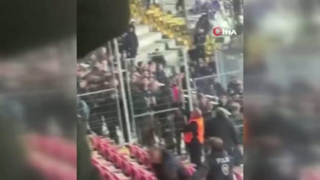 Afyonkarahisar’da olaylı maç! Binlerce koltuğu söküp sahaya attılar
