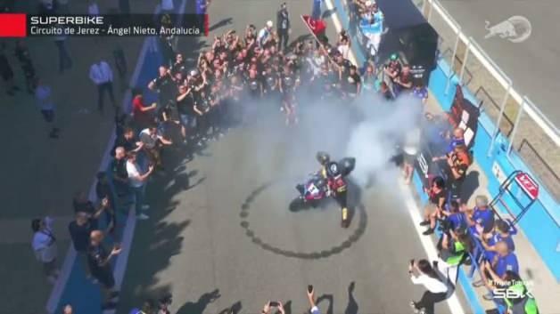 Dünya şampiyonu olan Toprak zaferini lastik yakarak kutladı