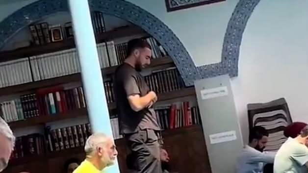 Orkun Kökçü, Cuma namazında görüntülendi