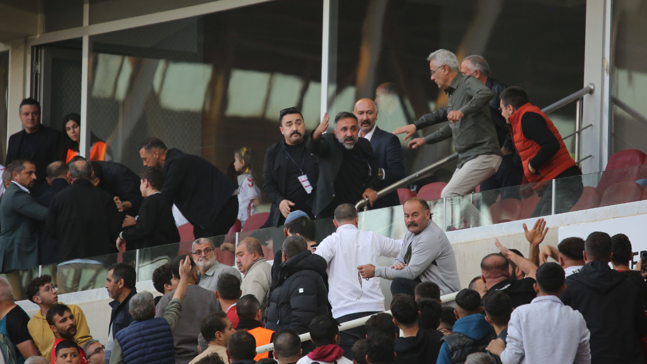 Sivasspor Başkanı Gökhan Karagöl taraftarla tartıştı