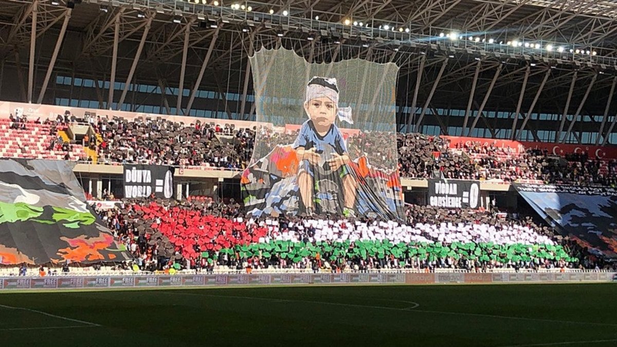 Sivasspor taraftarları Gazze’yi unutmadı!
