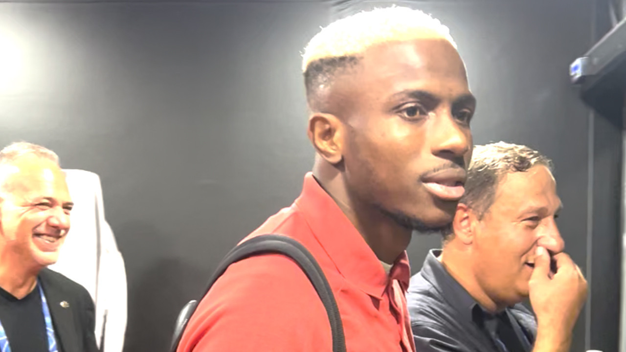 Victor Osimhen, basın mensuplarıyla selfie yaptı