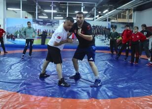 Hakkarili güreşçiler, bu yıl 78 madalya kazanarak kentteki çocuklara örnek oldu