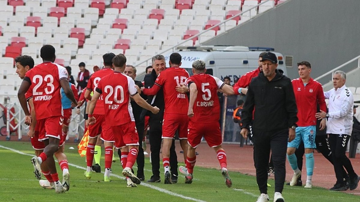 Sivasspor, Manisa FK’yi 10 kişiyle 3-2 mağlup etti